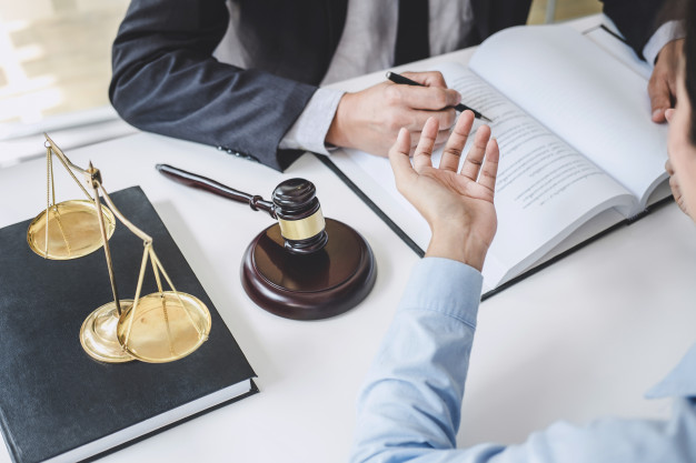 Métier d’avocat vs métier de juriste