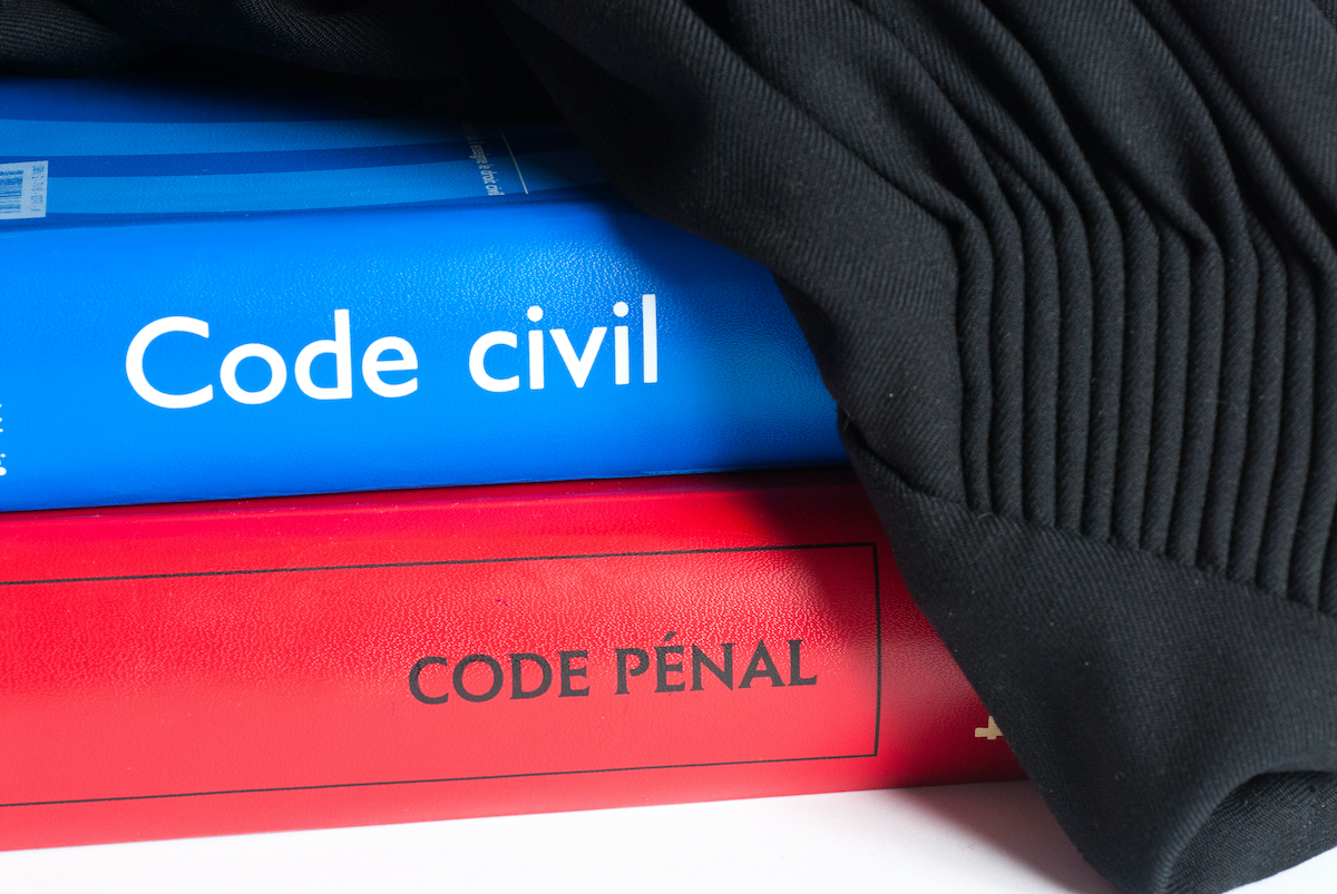 Pourquoi les avocats portent-ils une robe noire ?