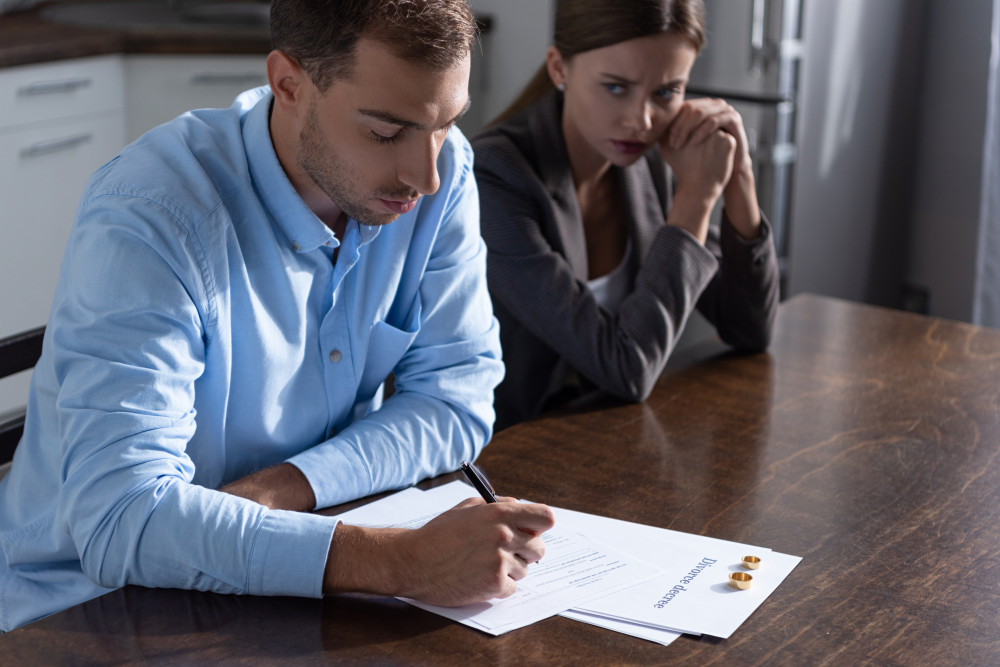 Divorce judiciaire ou à l'amiable : comment choisir la procédure adaptée à votre situation ?